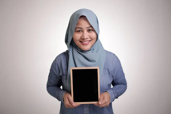 Портрет Розумної Щасливої Азіатської Муслім Жінки Хіджабі Посміхається Камери Тримаючи — стокове фото