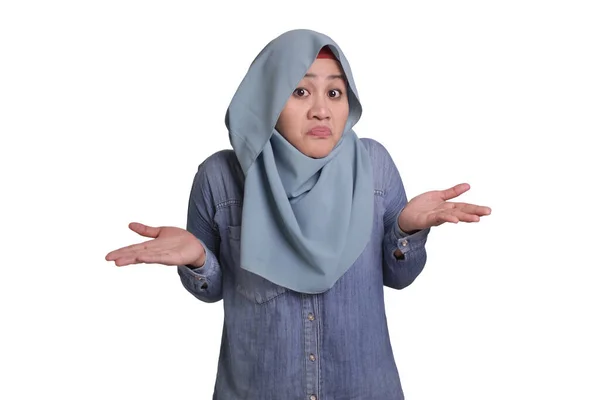 亚洲穆斯林女商人头戴头巾的画像表现出拒绝或否认的姿态 耸耸肩 我不知道是什么表情 — 图库照片