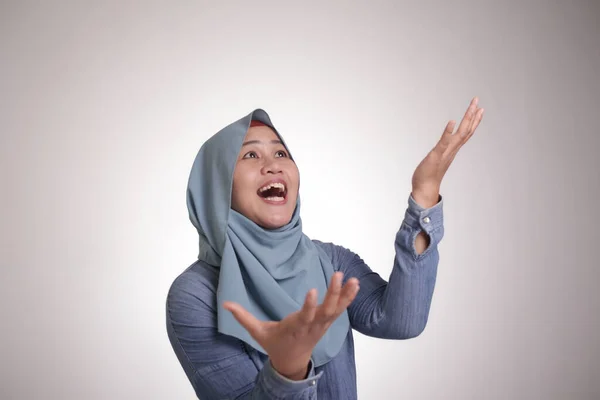 Portrait Happy Muslim Woman Celebrate Victory Winning Gestur Smile Greeting — Stok Foto