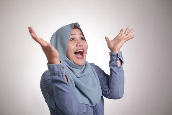 Retrato Mulher Muçulmana Feliz Celebrando Vitória Ganhando Gesto Sorrindo Cumprimentando — Fotografia de Stock