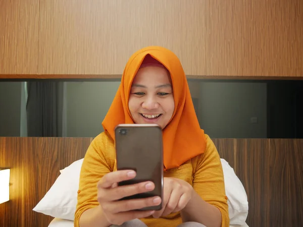 Mulher Muçulmana Asiática Feliz Vestindo Hijab Sorrindo Ler Mensagem Texto — Fotografia de Stock