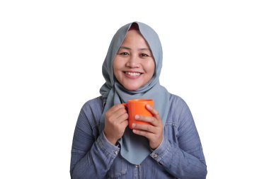 Kahve molası sırasında çay veya coffe içme, gülümseyen mutlu genç güzel Asya müslüman kadın Portresi