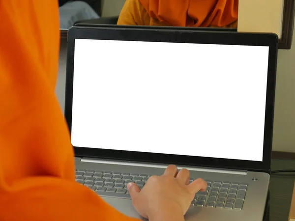 Nahaufnahme Bild Von Laptop Attrappe Computermonitor Mit Weißer Bildschirmvorlage — Stockfoto