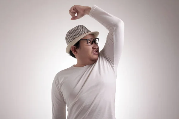 Komik Genç Asyalı Adam Kokulu Kendi Vücut Kötü Vücut Kokusu — Stok fotoğraf
