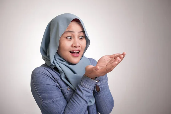 Portret Azjatyckiej Muzułmanki Hidżabie Uśmiechniętej Pokazującej Coś Pustych Rękach Prezentującej — Zdjęcie stockowe