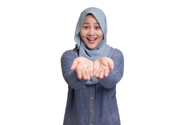 Porträtt Asiatiska Muslimska Dam Bär Hijab Leende Och Visar Något — Stockfoto