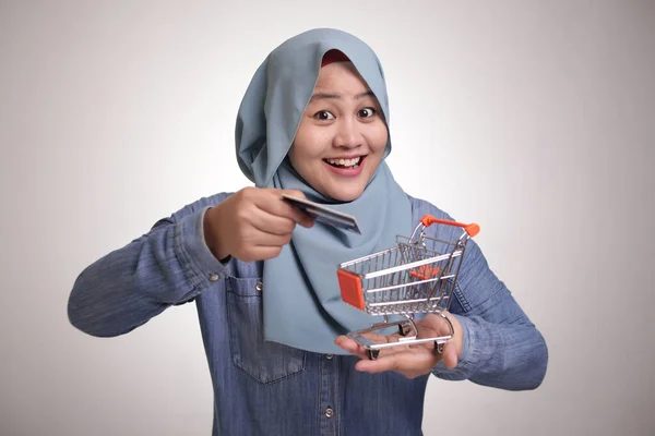 Commerce Konzept Asiatische Muslimin Lächelt Und Hält Mini Trolley Und — Stockfoto