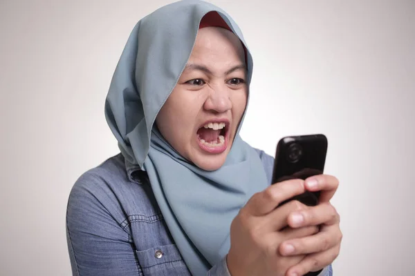 Portrait Beautiful Young Asian Muslim Woman Angry Reading Bad News — Stock Photo, Image