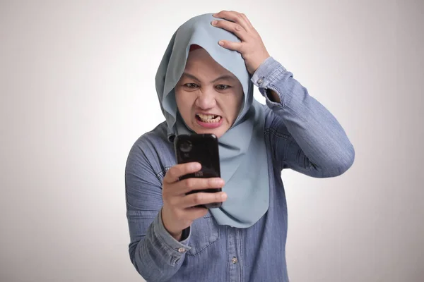 Retrato Hermosa Joven Musulmana Asiática Enojada Leer Malas Noticias Mensaje —  Fotos de Stock