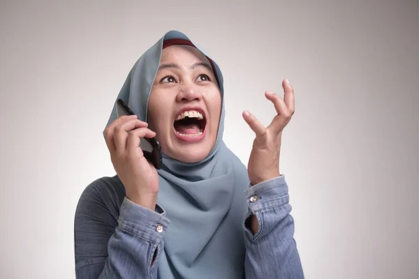 若いアジアのイスラム教徒の女性は 彼女の電話で叫んで 電話で怒っている 白い体の肖像画を閉じます — ストック写真