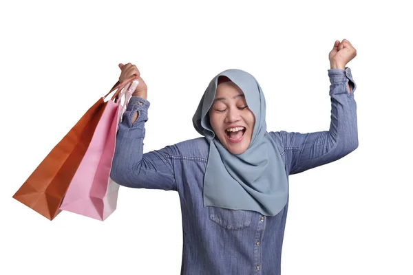 Retrato Mulher Muçulmana Asiática Feliz Traz Sacos Compras Isolado Conceito — Fotografia de Stock