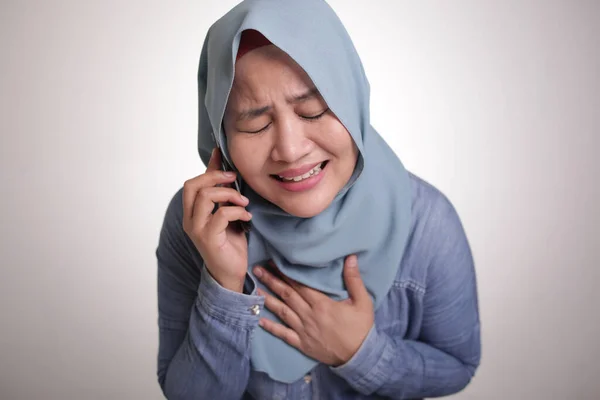 Porträtt Asiatisk Muslimsk Kvinna Får Dåliga Nyheter Telefon Sorgligt Gråtande — Stockfoto