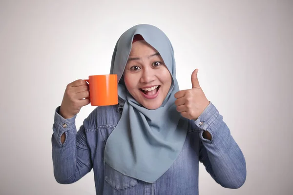 Portret Van Happy Young Mooie Aziatische Moslim Vrouw Glimlachend Drinken — Stockfoto