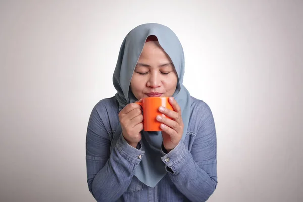 Πορτρέτο Του Ευτυχισμένο Νεαρό Όμορφη Ασιάτισσα Μουσουλμανική Γυναίκα Χαμογελώντας Πίνοντας — Φωτογραφία Αρχείου