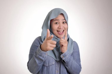 Kameraya işaret eden tesettürlü Asyalı Müslüman kadının portresi. Sanki seni seçmiş gibi, jest, işe alım konsepti.