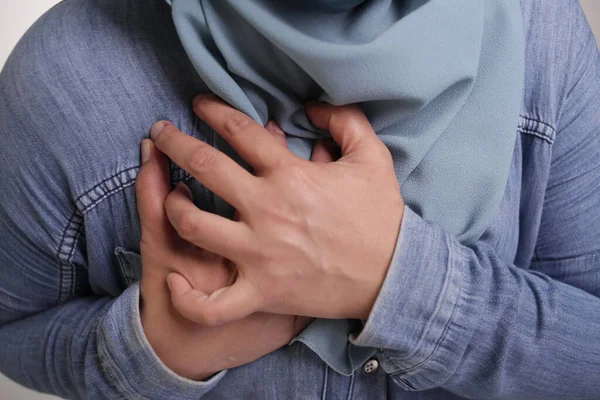 Porträtt Muslimska Dam Bär Hijab Har Bröstsmärtor Hjärtinfarkt Koncept — Stockfoto