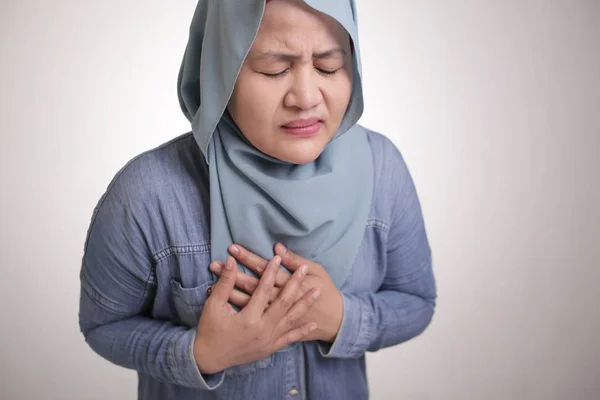 Porträtt Muslimska Dam Bär Hijab Har Bröstsmärtor Hjärtinfarkt Koncept — Stockfoto