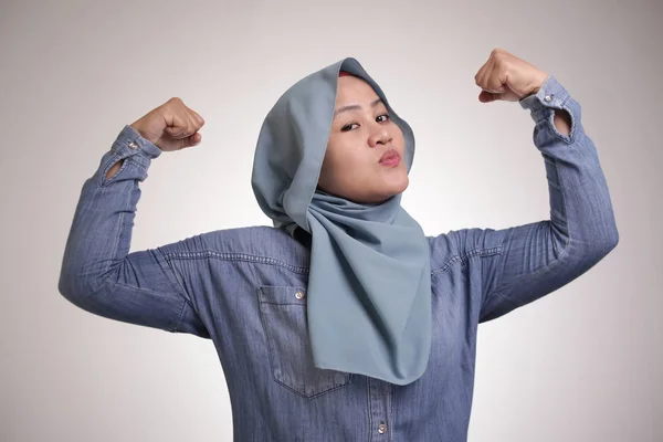 Porträtt Asiatiska Muslimska Dam Bär Hijab Visar Stark Muskelkraft Gest — Stockfoto