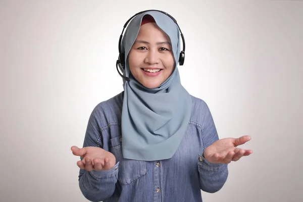 Potret Wanita Muslim Muda Yang Cantik Mengenakan Jilbab Call Center — Stok Foto