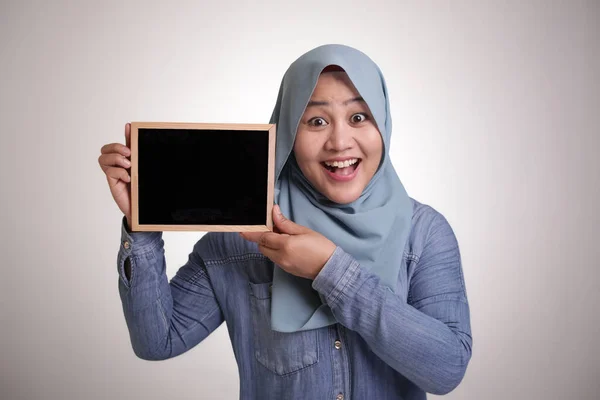 Portret Van Slimme Gelukkige Succesvolle Aziatische Moslim Vrouw Dragen Hijab — Stockfoto