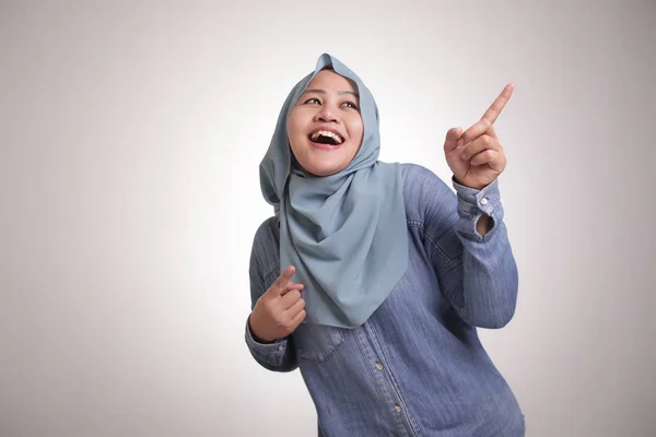 ヒジャーブダンスを着た面白いアジアのイスラム教徒の女性の肖像画は 成功のジェスチャーを獲得し 白に孤立した肯定的な興奮した感情を笑顔で喜んで喜んで表現 — ストック写真