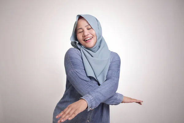 히잡을 재미있는 아시아 무슬림 여성의 초상화 행복하게 기쁘게 제스처 흰색에 — 스톡 사진