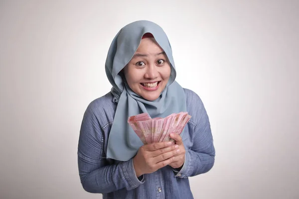 Retrato Una Mujer Musulmana Indonesia Sosteniendo Dinero Rupia Sonriendo Gesto —  Fotos de Stock