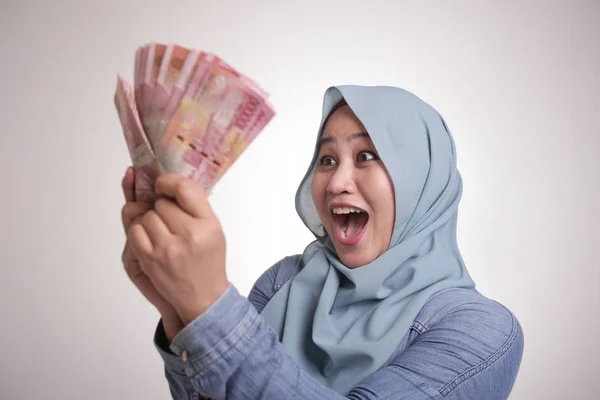 Porträt Einer Indonesischen Muslimin Mit Rupiah Geld Und Lachender Siegergeste — Stockfoto