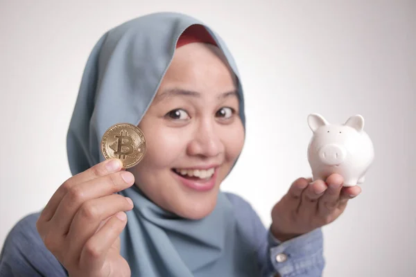Vrouw Zetten Fysieke Bitcoin Spaarvarken Bank Investering Cryptogeld Concept — Stockfoto