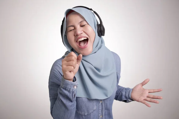 Portrait Young Beautiful Asian Muslim Woman Wearing Hijab Listening Music — Stock Photo, Image