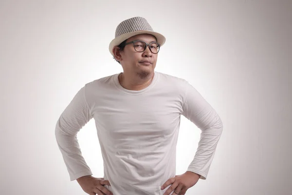 Joven Asiático Hombre Casual Camisa Blanca Muestra Gesto Decepcionado Medio —  Fotos de Stock