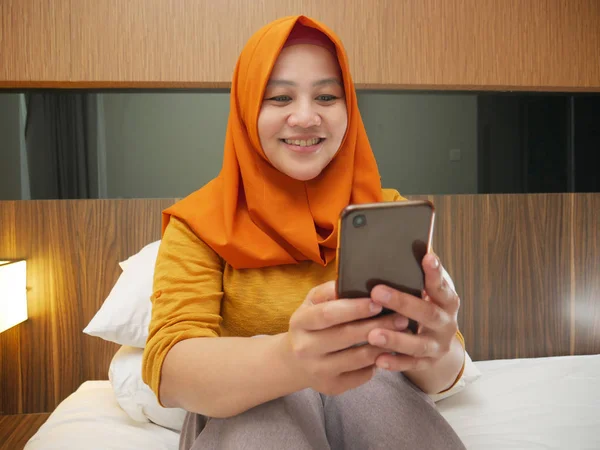 Felice Donna Musulmana Asiatica Indossa Hijab Sorridente Durante Lettura Messaggi — Foto Stock