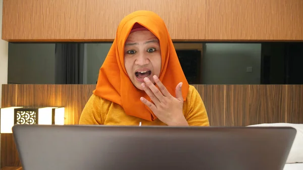 Portrait Muslim Business Woman Wearing Hijab Shock Stunned Looking Laptop — Stok Foto