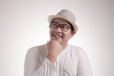 Genç Asyalı adam Fotoğraf görüntü mutlu düşünme ve iyi bir fikir sahip, yukarı bakıyor görünüyordu. Kopyalama alanı ile beyaz duvara karşı yarım gövde portresi