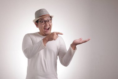 Asyalı genç bir adam, gri bir tişört giyiyor. Elinde bir şey yok, gülümsüyor. Vücut portresini kapat
