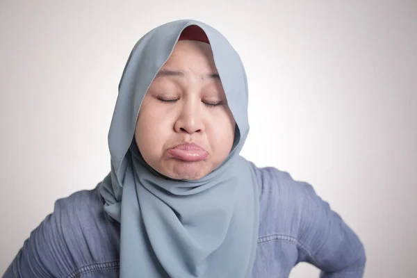 面白いです若いですアジアのイスラム教徒の女性の肖像画作る愚かな顔孤立上の白 — ストック写真