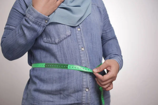 面白い脂肪アジアのイスラム教徒の女性の肖像画彼女の大きな腹を見て心配ショックを受けました 腰を測定 肥満の概念 — ストック写真