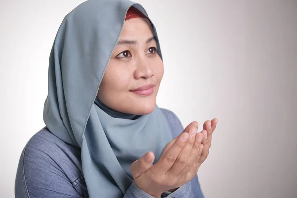 Retrato Masian Muçulmano Mulher Ora Deus Rezando Gesto Mãos Levantadas — Fotografia de Stock