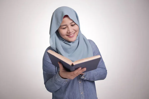 Portret Van Jonge Moslim Zakenvrouw Die Hijab Lezen Boek Draagt — Stockfoto