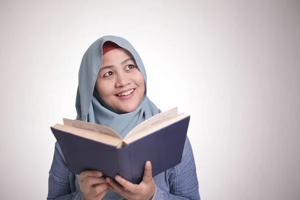 Portrait Young Asian Muslim Woman Wearing Hijab Holding Book Thinking — Stok Foto