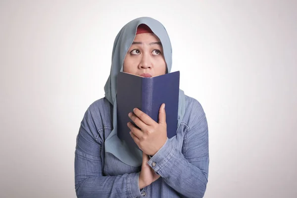 Portret Van Jonge Aziatische Moslim Vrouw Dragen Hijab Holding Boek — Stockfoto