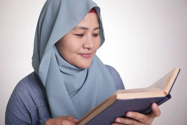 Retrato Jovem Mulher Negócios Muçulmana Usando Hijab Leitura Livro Sorridente — Fotografia de Stock