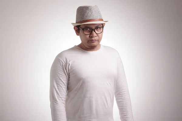Retrato Jovem Ásia Homem Casual Branco Camisa Olhando Para Câmara — Fotografia de Stock