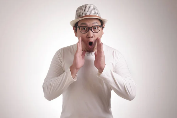 Portrét Mladého Vtipného Asijského Muže Bílé Košili Gestikulující Šokovaný Nebo — Stock fotografie