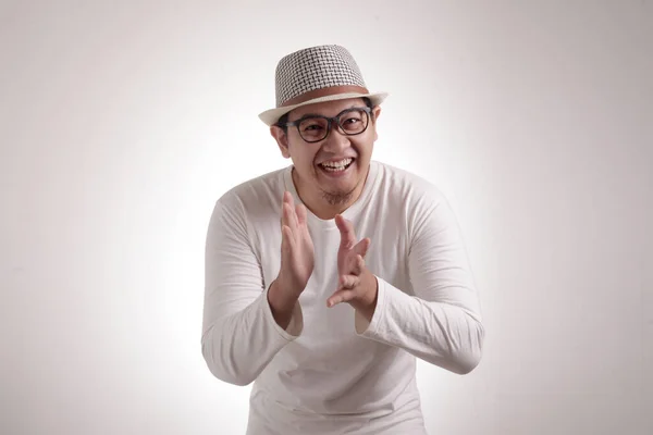 Joven Hombre Asiático Con Camisa Blanca Feliz Orgulloso Aplaudiendo Gesture —  Fotos de Stock