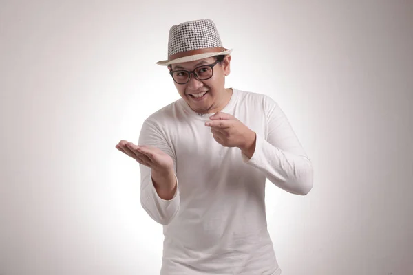 Asyalı Genç Bir Adam Gri Bir Tişört Giyiyor Elinde Bir — Stok fotoğraf