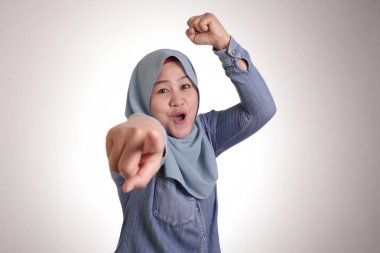 Kameraya işaret eden tesettürlü Asyalı Müslüman kadının portresi. Sanki seni seçmiş gibi, jest, işe alım konsepti.