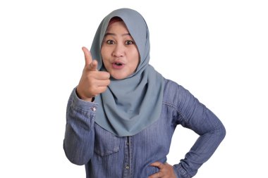 Kameraya işaret eden tesettürlü Asyalı Müslüman kadının portresi. Sanki seni seçmiş gibi, jest, işe alım konsepti.