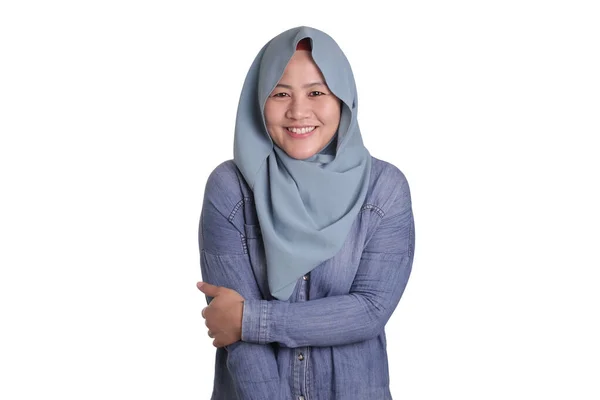 Retrato Una Hermosa Mujer Musulmana Asiática Con Hijab Azul Sonriendo — Foto de Stock