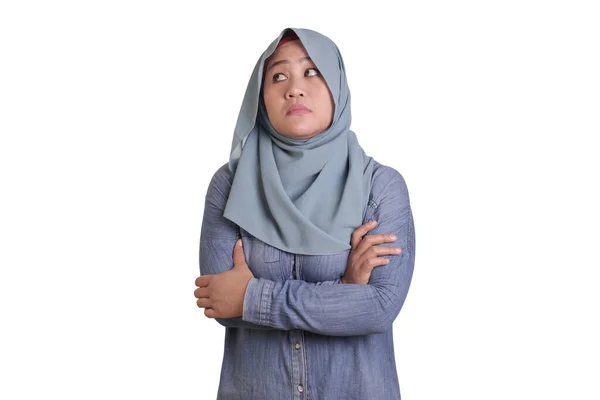 Portret Azjatyckiej Muzułmanki Hidżabie Rozczarowanym Wyrazem Twarzy Odizolowane Biało — Zdjęcie stockowe